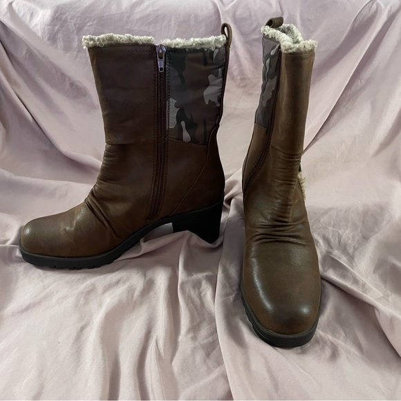 Bare traps winter heeled boots, great traction and comfort. - Picture 1 of 3
